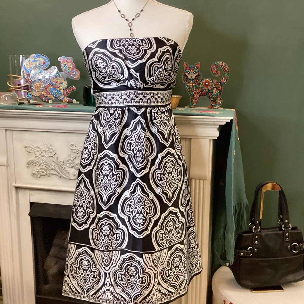 White House‎ Black Market 100% Silk strapless dress